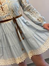 Vestito in pizzo azzurro cielo con alamari Tensione in